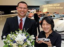 Mit Shuya Tachikawa (58, rechts) konnte Museumschef Achim Stejskal heute einen Porsche-Freund aus der japanischen Hauptstadt Tokio als 250 000-sten Besucher begrüßen. Foto: Auto-Reporter/Porsche